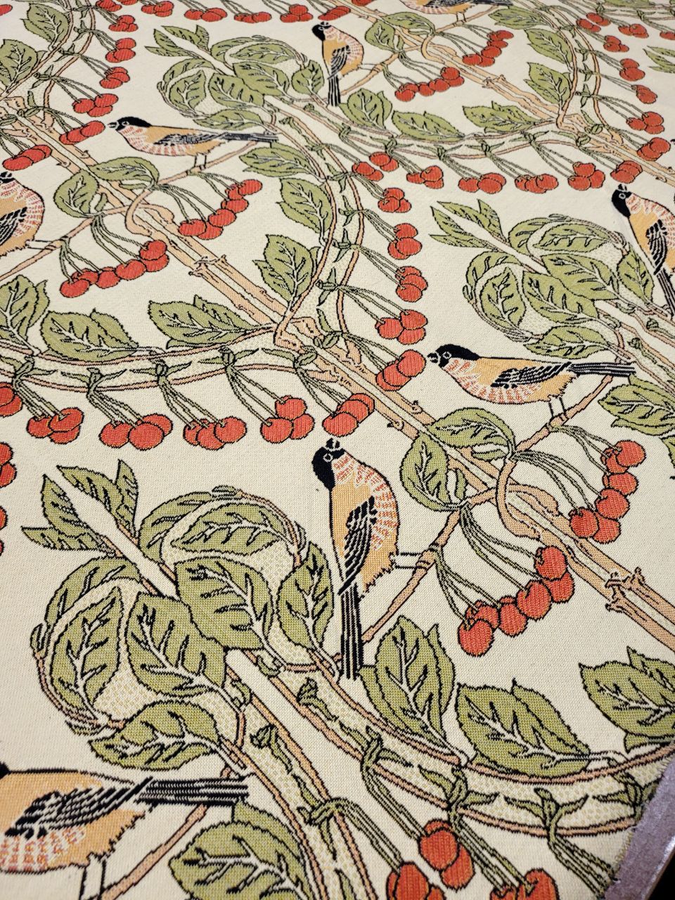 Ткань гобеленовая Дрозды красные ягоды, фон молочный, ш.175 см, 1 п.м. — изображение 5